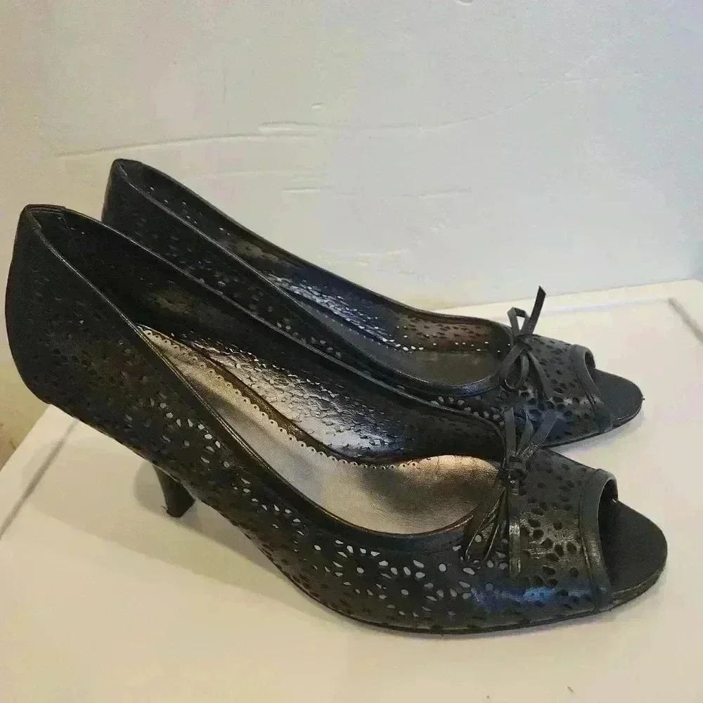Oscar De La Renta black cutout heels with bow - Picture 7 of 9